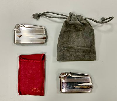 זוג מצתים של חברת RONSON, וינטג' ישנים זקוקים לטיפול , אחד עם נרתיק מקורי לבד אדום עם V מוזהב 