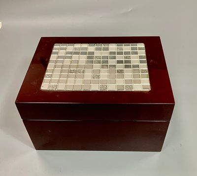 קופסת עץ לתה קטנה בורדו פסיפס , של הצורפים עם פלח כסף בחלק העליון גודל 19X15 גובה 10ס"מ