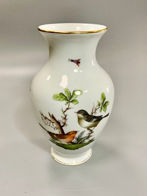 אגרטל פורצלן ארנד , ציור עבודת יד עם הזהבה בחלק העליון , ממוספר וחתום עם תיקון קטן בתחתית גובה 