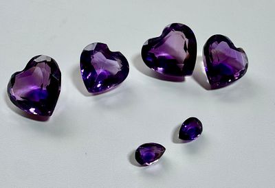 לוט 6 אבני אמטיסט שונים הכוללים: 4 אמטיסטים בליטוש לב במשקלים שונים בין 19.075 - 26.3 ct ועוד 2 