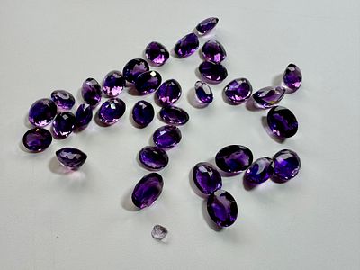 לוט 32 אבני אמטיסט בליטוש אובלי משקל סה׳׳כ 133.2 ct. אחד האבנים עם שבר ראו בתמונות