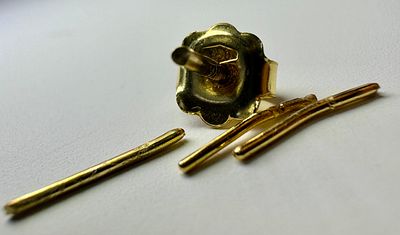 לוט זהב 18k של פרפר לעגיל עם המוט שלו ועוד 3 מוטות זהב קטנים משקל 0.72 גרם