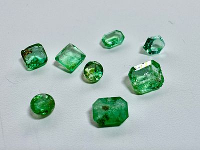 לוט 8 אבני חן אמרלד בליטושים שונים משקל 5.06 ct סה׳׳כ