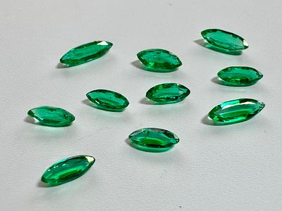 לוט 10 אבני חן אמרלד ליטוש מיוחד צבע חזק משקל 5.2 ct סה׳׳כ