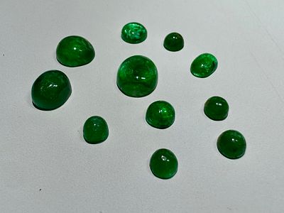 לוט 11 אבני חן אמרלד בליטוש קבושון בגדלים שונים משקל 6.8 ct סה׳׳כ