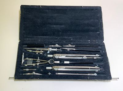 סט שלם מחוגה לאדריכלים/מהנדסים אמצע המאה הקודמת בקופסא המקורית מעט שחוק