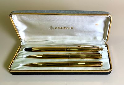 סט 3 כלי כתיבה למשרד חברת parker 45 חתום הכוללים עט נובע לא נטבל בדיו, עט כדורי במצב עבודה עם 