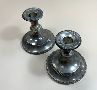 זוג פמוטים מתכת גובה הפמוט 12 ס"מ רוחב הבסיס 11.5 משקל כולל 605 גרם