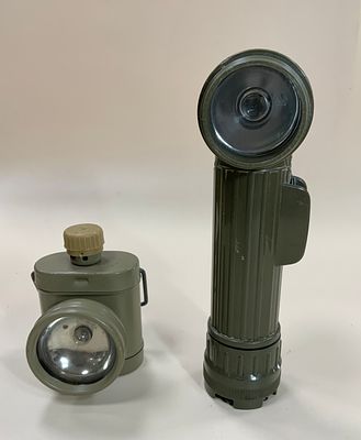 שני פנסים צבאיים שונים, ישראלי, לאחד יש מס קנייה, בגודל 10X8X7 ס"מ, ופנס בגובה 21 ס"מ לא ידוע 