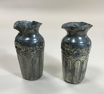 זוג כדי פיוטר קטנים עם הרבה פגמים- ראו בתמונות, חתום ETAINS D'ART עם כיתוב שחוק בצד בגובה- 9 