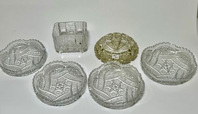 ללוט 6 כלי קריסטל: כלי קטן- גובה 7 ס׳׳מ גודל 10x7 ס׳׳מ 
4 צלחות קריסטל בקוטר 14.5 ס"מ כל אחד 