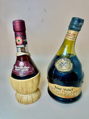 לוט 2 בקבוקי אלכוהול הכוללים: בקבוק קיאנטי קלאסיק איטליה 1991, בקבוק נעול, 0.375 מ״ל, בקבוק 