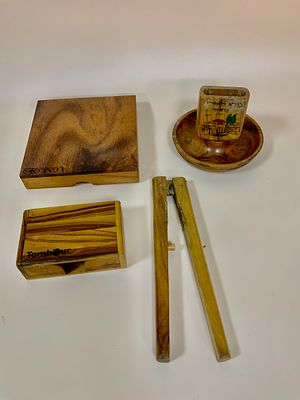 לוט 4 פריטי עץ זית ארץ ישראל הכוללים: מפצח אגוזים באורך 12 ס״מ, כלי עץ חתום ירושלם, קבר רחל עם 