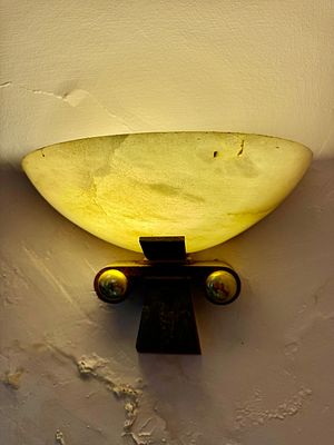 זוג מנורות קיר תואמות שיש ומתכת מעוצבות, במצב עבודה אורך 30 ס״מ גובה 21 ס״מ עומק 14 ס״מ כל 