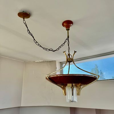 מנורת תלייה זכוכית ומתכת עם 5 קריסטלים, במצב עבודה גובה 77 ס״מ לא כולל שרשרת ביטחון קוטר 51 ס״מ