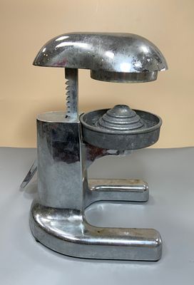 מסחטת מיץ ישנה ממתכת וניקל