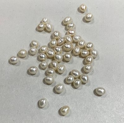 לוט 43 פנינים עם חור צד אחד לא עגולים כ7 מ׳׳מ