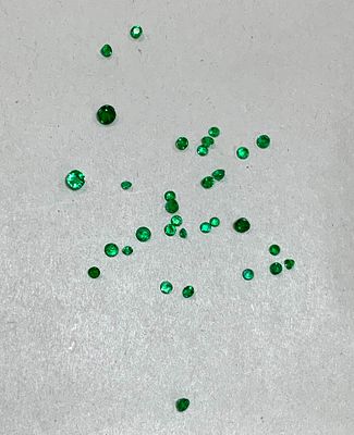 לוט 32 אמרלדים שונים בגדלים שונים משקל כולל 2.4 ct ללא תעודה