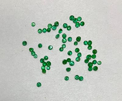 לוט 63 אמרלדים שונים בגדלים שונים משקל כולל 2.6 ct ללא תעודה