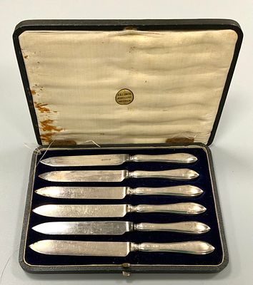 סט 6 סכינים כסף מלא אנגלי עתיק, מעיר שפילד , מתוארך 1918-1926 בקופסא המקורית אך רעועה , משקל 170 גרם