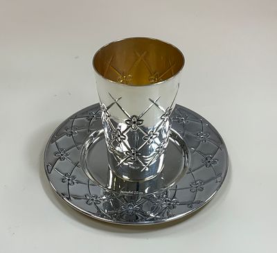 צלוחית וגביע קידוש ציפוי כסף טהור 999 בטבילה כסף עמוקה עם הזהבה בחלק הפנימי של חברת מורשת משקל 