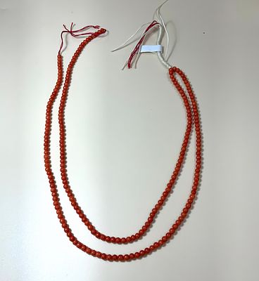 מחרוזת 2 שורות, קורלים אדומים בצבע מעולה טבעי 3.9 מ׳׳מ כל אחד, 80 ct סה׳׳כ ברוטו כולל חוט