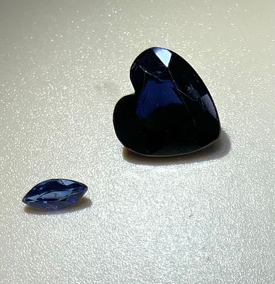 2 אבני חן ספיר כחול, אחת בליטוש לב במשקל 2.07 ct ועוד ספיר קטן בליטוש מרקיזה במשקל 0.12 ct