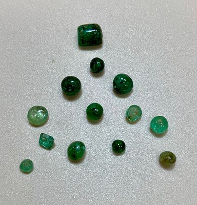 לוט 13 אבני חן אמרלד בליטושים שונים משקל 4.07 ct סה׳׳כ