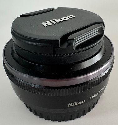 עדשת NIKON ניקון Nikon 1 NIKKOR 10mm f/2.8 עם פילטר Hoya 40mm מצב כללי טוב מאוד כחדש עם מעט 