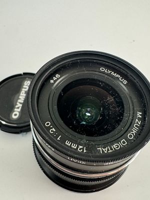 עדשת OLYMPUS אולימפוס 12mm f/2.0 M.zuiko ED MSC עם פילטר Hoya 46mm מצב כללי טוב מאוד כחדש עם 