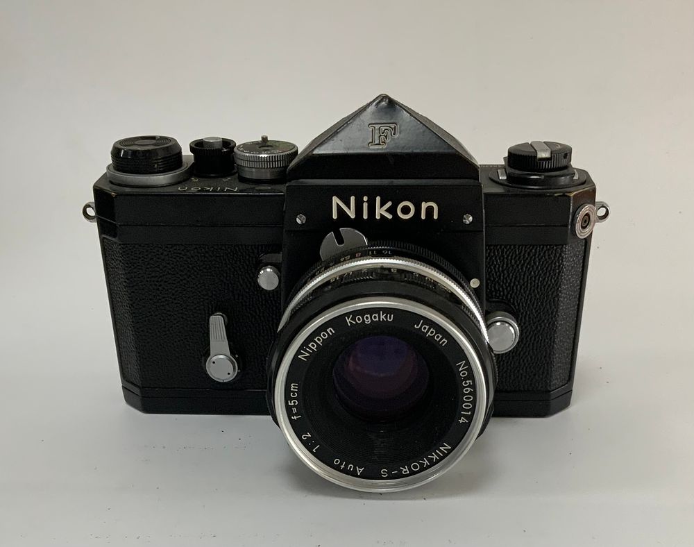 מצלמה עם עדשה NIKON ניקון f/2 6842096. יפני NIKKOR-S 50mm מצב משומש יש נזק קל למראה לאספנות