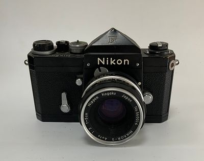 מצלמה עם עדשה NIKON ניקון f/2 6842096. יפני NIKKOR-S 50mm מצב משומש יש נזק קל למראה לאספנות