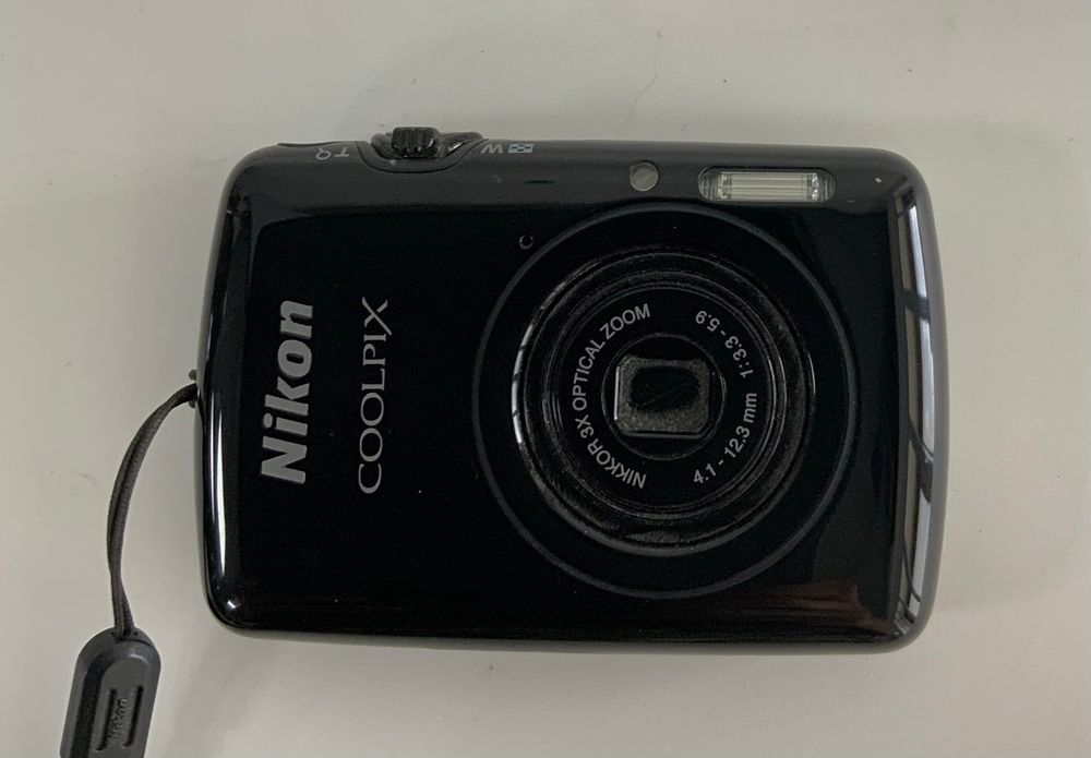 מצלמה קומפקטית עם עדשה NIKON COOLPIX ניקון f/3.3-5.9. יפני 4.1-12.3mm מצב משומש