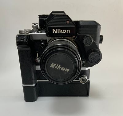 מצלמה עם עדשה NIKON F2 7441384 ניקון f/3.5. יפני 43-86mm עם גריפ מסיבי MD-2 NIKON 454154