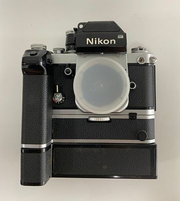 מצלמה NIKON F2 7226790 ניקון עם גריפ מסיבי כפול MD-2 NIKON 477541. עם עדשה משומשת. 35-135 מ״מ