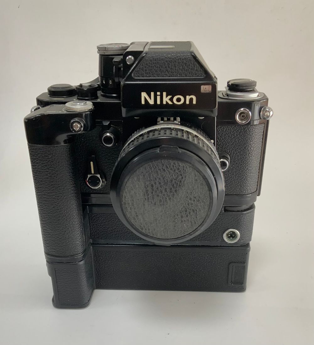 מצלמה עם עדשה NIKON F2 733161 ניקון f/1.4. יפני 50mm עם גריפ מסיבי MD-2 NIKON 454154