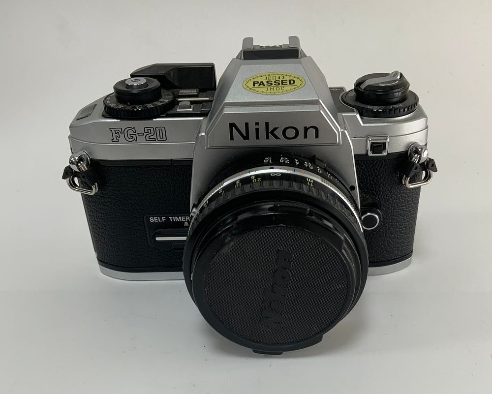 מצלמה עם עדשה NIKON ניקון f/1ץ9 3208764 FG-20. יפני NIKON SERIES E 50mm מצב משומש טוב מאוד