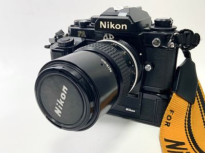 מצלמה NIKON F2 MF-16 5371517 מצב טוב מאוד עם גריפ MD-15 ועדשה NIKKOR 135mm f/2.8