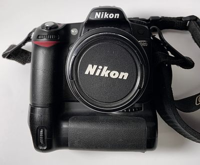 מצלמה NIKON D80 עם גריפ NIKON MB-D80 עם עדשת AF NIKKOR 28-70mm f/3.5-4.5 ופילטר B+W UV