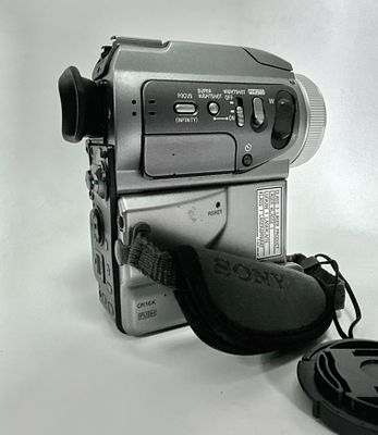 מצלמת וידיאו עם עדשה MINI DV DCR-PC120E PAL SONY סוני NIKKOR-Q NIPPON KOGAKU 4.2-42mm f/1.8