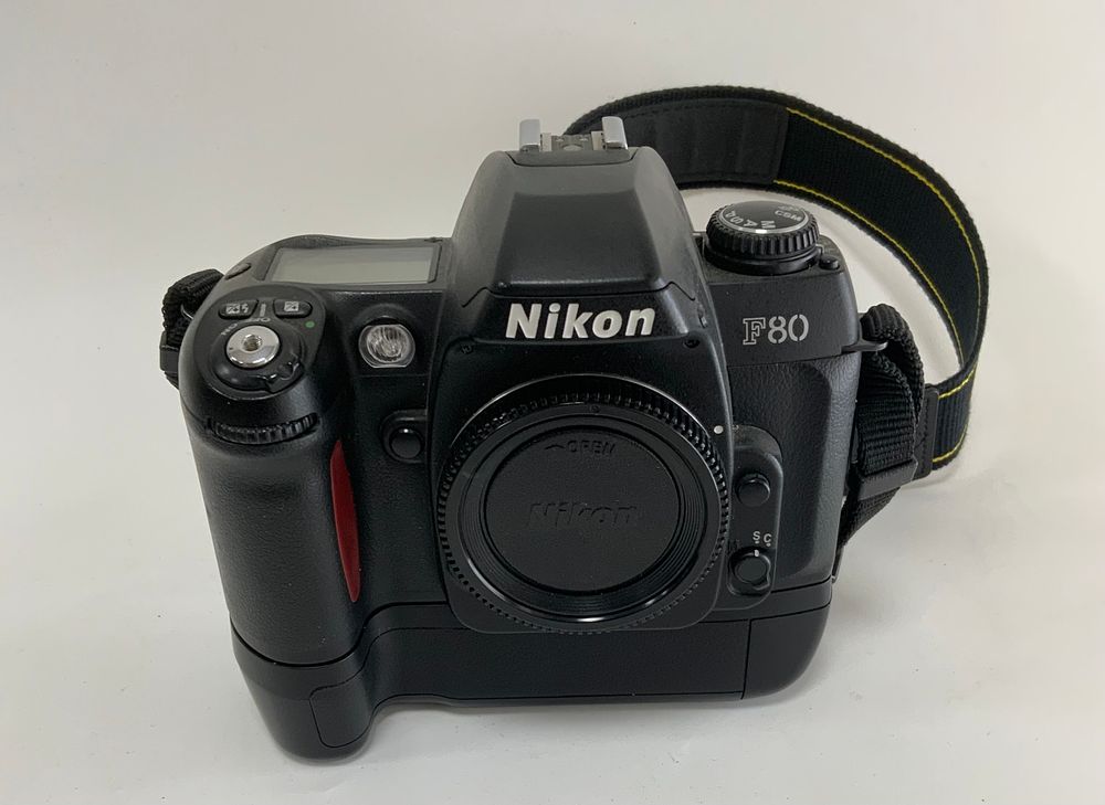 גוף מצלמה עם גריפ מקורי NIKON F80 במצב מעולה