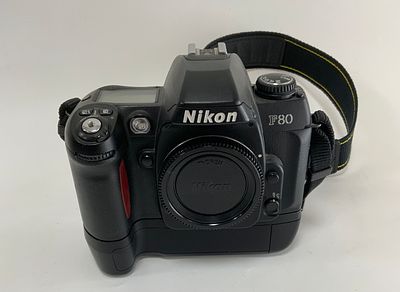 גוף מצלמה עם גריפ מקורי NIKON F80 במצב מעולה