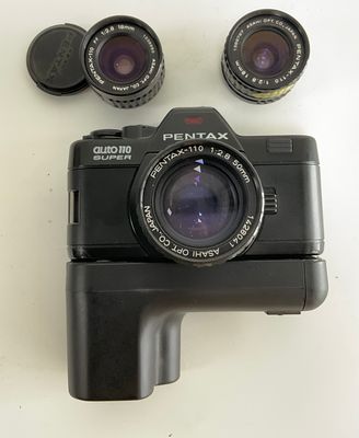 מצלמה PENTAX AUTO 110 PF f/2.8 18mm 1036960 מצב כחדש עם גריפ מותאם ועוד 2 עדשות