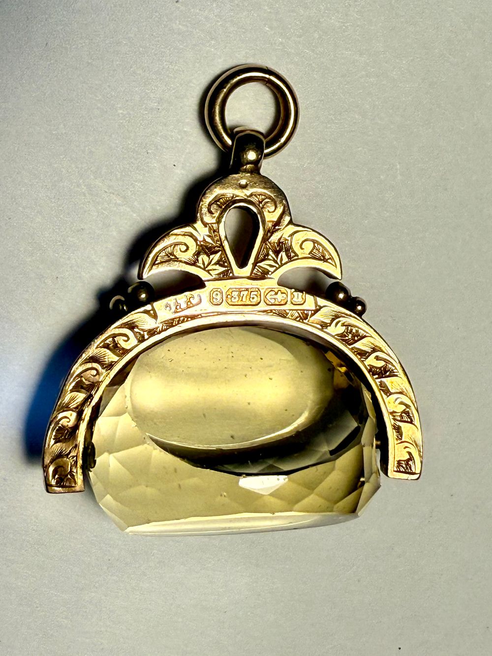 תליון אנגלי עתיק ויקטוריאני מאה 19 זהב 9 קרט חתום - מהעיר ברמינגהם - עם אבן חן ציטרין צהוב 