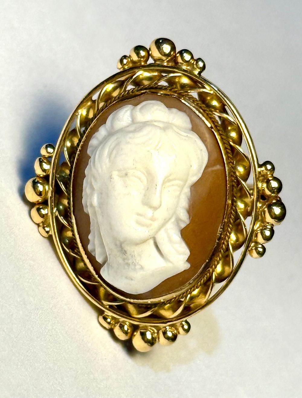 טבעת זהב 14 קרט - 8 גרם עבודת אמן עם קמאו מעולה דמות אישה בגווני צבע חום לבן - 20X15 מ''מ -מידה 