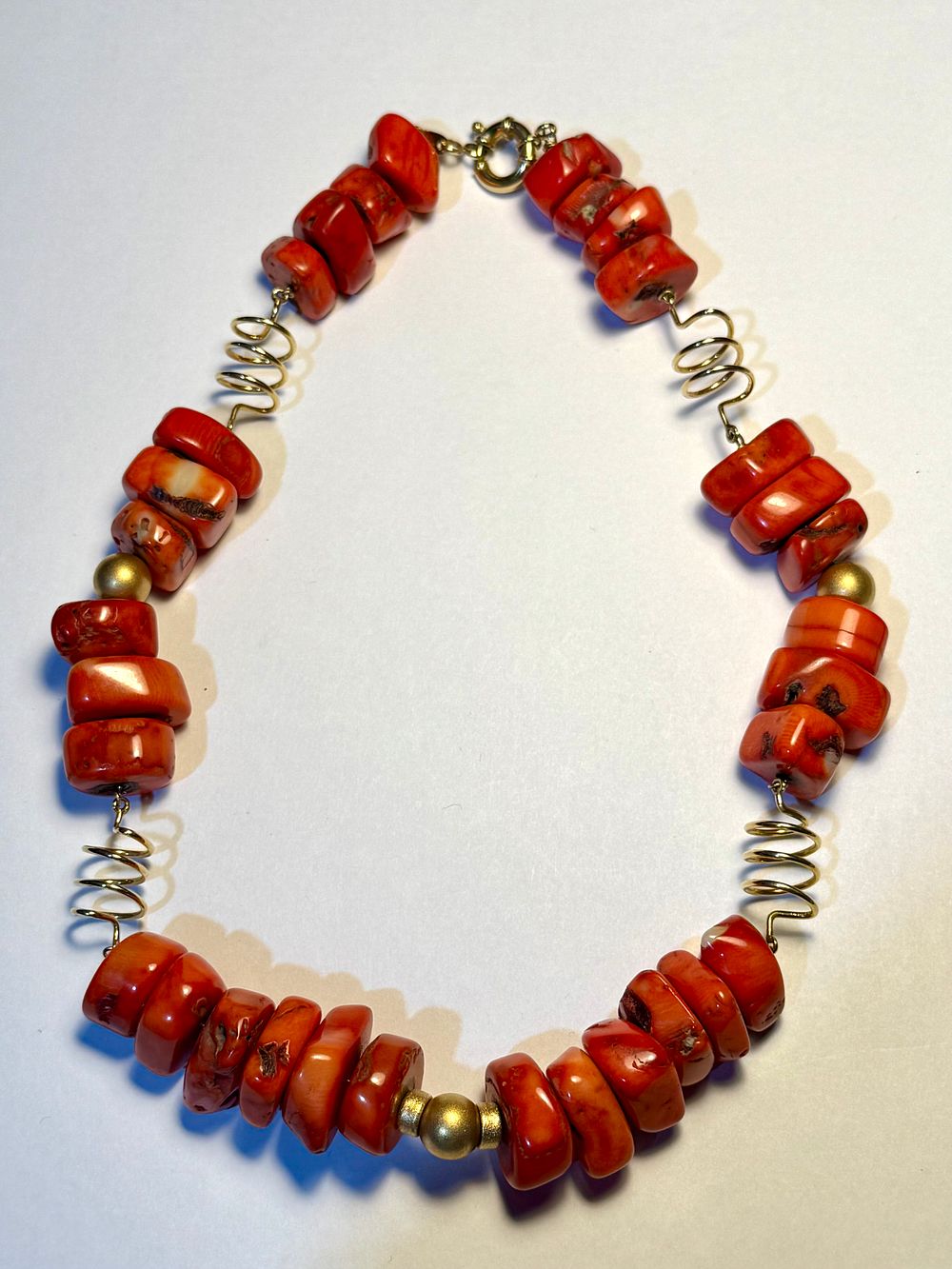 ענק לצוואר זהב 18K חתום משולב 32 קורלים טבעיים - ( מידות ליחידת קורל רוחב ממוצע 10מ''מ - קוטר 