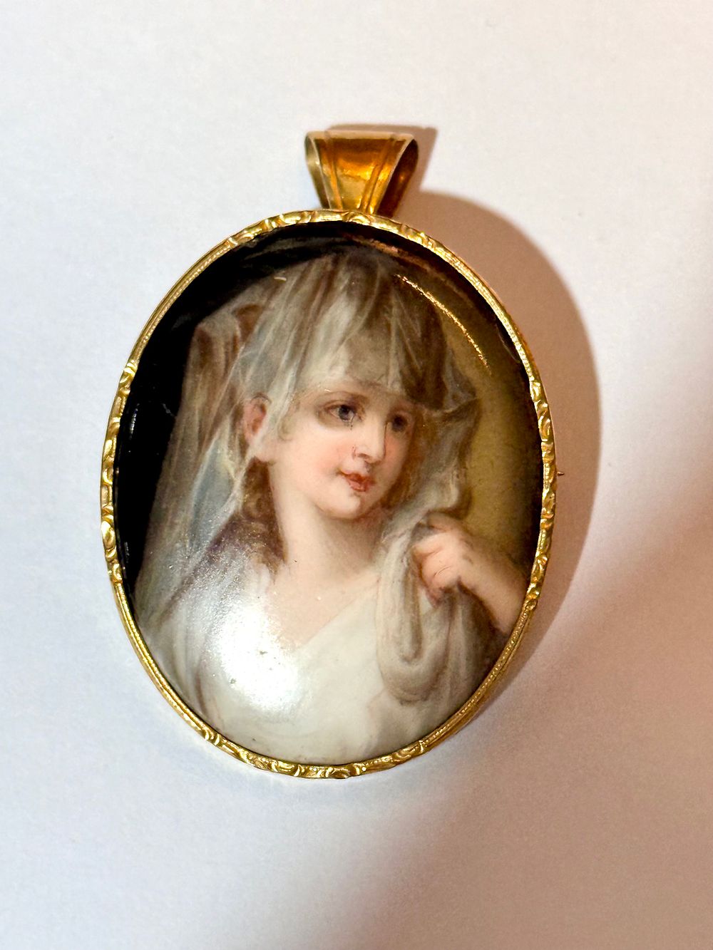 תליון סיכה עתיקה זהב 14 קרט עם ציור יד מיניאטורה מעולה על פורצלן 3.5X4.2 ס"מ - משקל 10 גרם