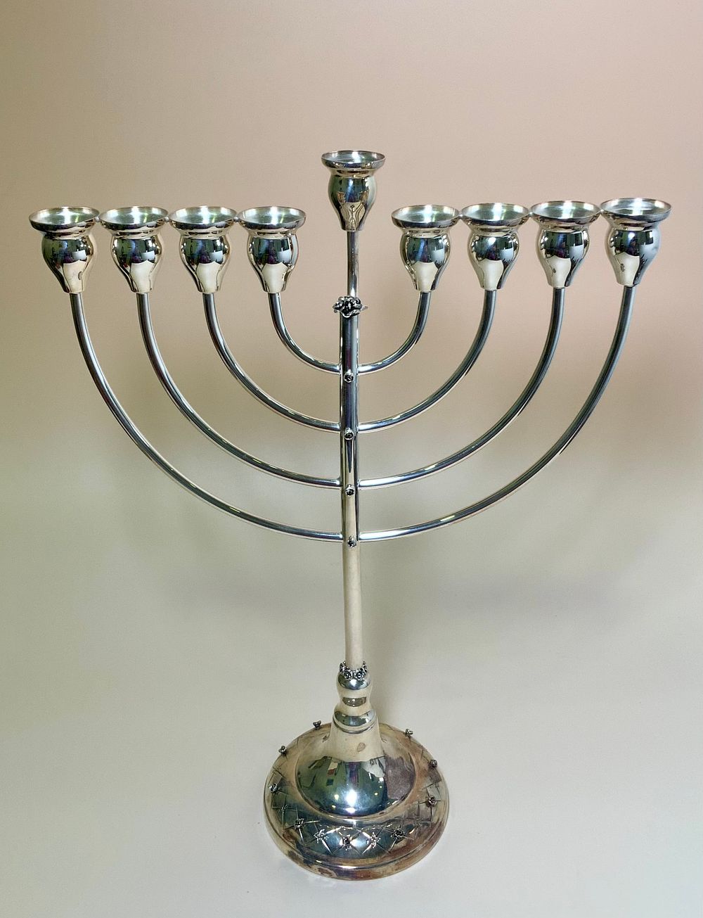 חנוכיית כסף 925 חתום דגם צ'נטורוזה בינונית מבית AZORFIM מעוטר תבליטי ורדים וחריטות, משקולת בחלק 