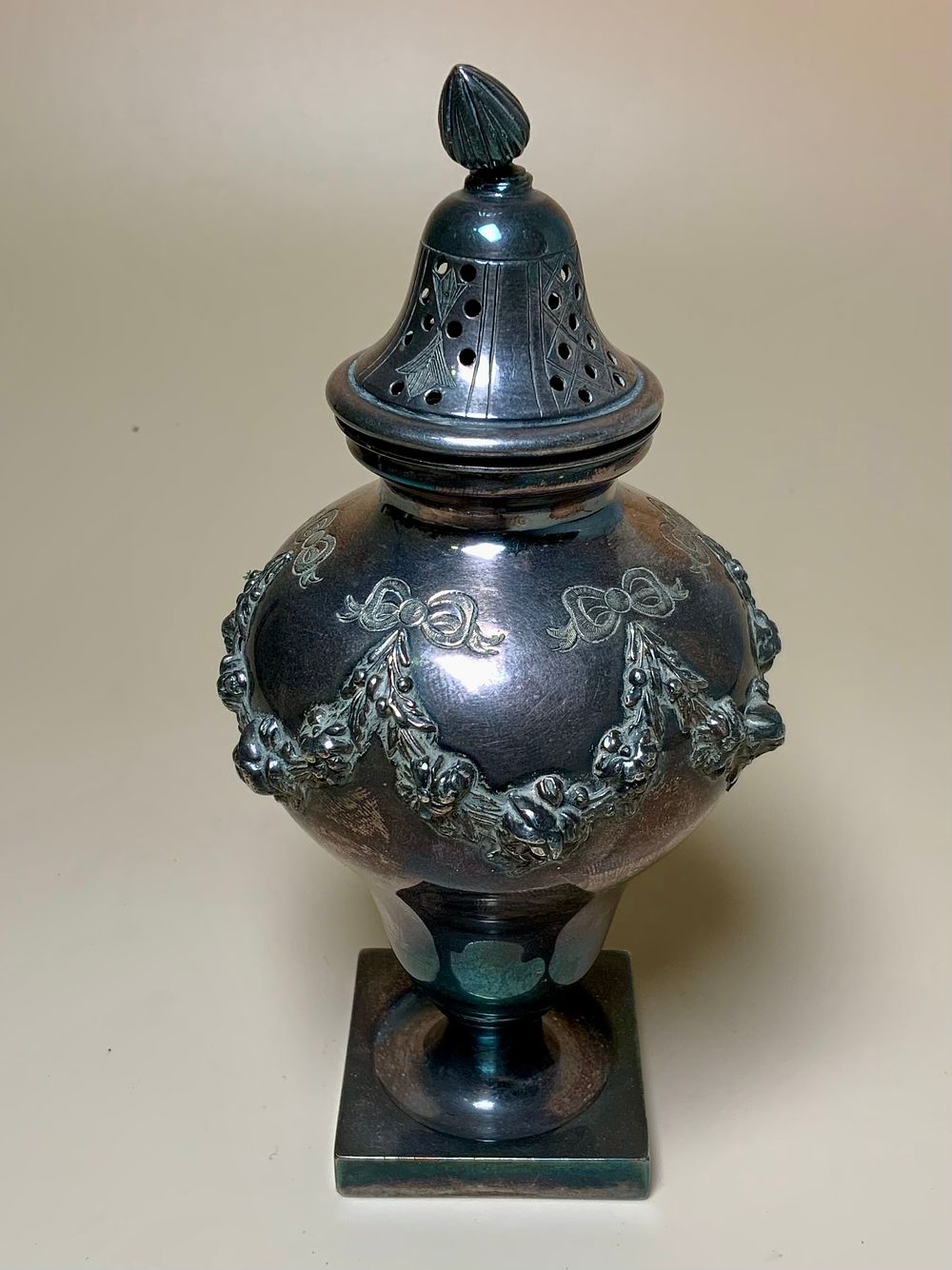 כלי כסף לאבקת סוכר חתום SILVER MOUNTS עם חותמת של מנורה, מעוטר עבודת תבליטים מיוחדת ואיכותית 