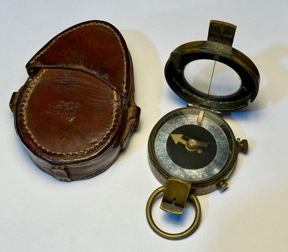 מצפן עתיק מתוארך 1915 ANGLO-SWISS קוטר 5 ס''מ במצב תקין עם נרתיק עור מקורי